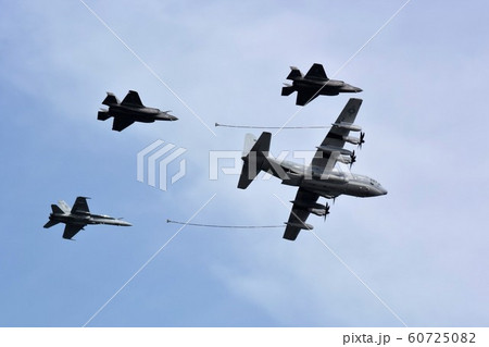 アメリカ海兵隊の戦闘機と空中給油機の編隊飛行(岩国基地) アメリカ海兵隊の戦闘機と空中給油機の編隊飛行(岩国基地) 60725082