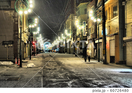 夜の街 小樽 梁川通りのイラスト素材