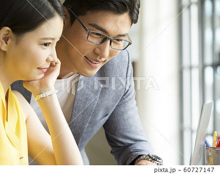 男女 ビジネス デスクワーク 男女 ビジネス デスクワーク 60727147