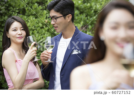 男女　パーティー　屋外 60727152