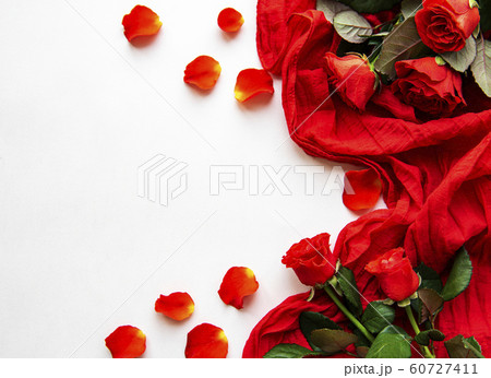 Red roses ans scarf 60727411