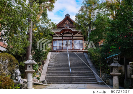 京都 宇治神社 参道と拝殿 60727537