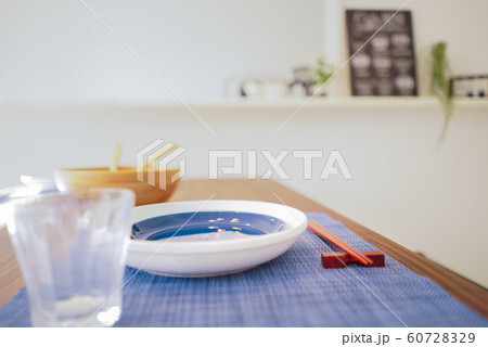 木のテーブルに並べれた食器 俯瞰 木のテーブルに並べれた食器 俯瞰 60728329