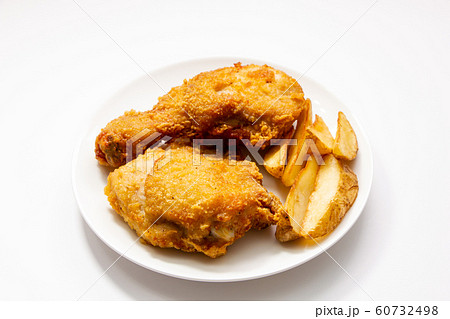 フライドチキンとフライドポテトの盛り合わせ。(白皿･白バック) 60732498