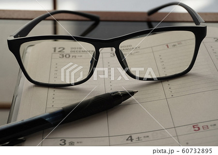 愛用の黒縁メガネ 60732895