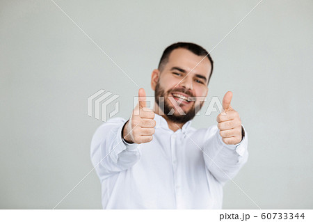 bearded man showing thumbs up 60733344