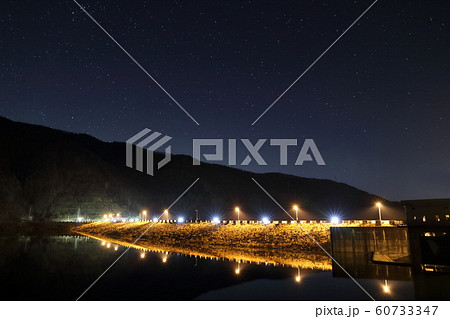 ライトアップされた夜の味噌川ダム 60733347