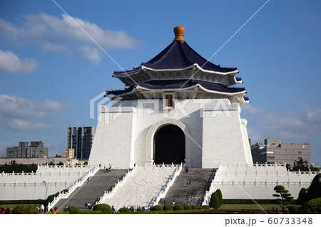 正面から撮影した晴天の中の中正紀念堂 60733348