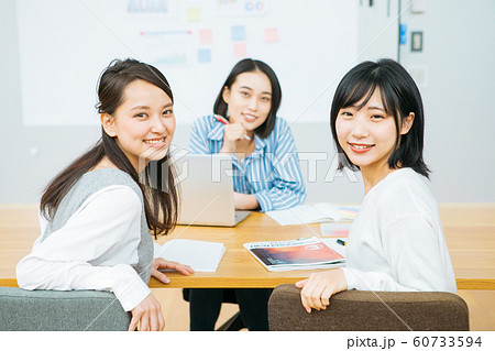 笑顔の大学生　撮影協力「近畿大学」　 60733594
