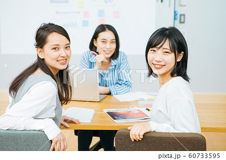笑顔の大学生　撮影協力「近畿大学」　 60733595