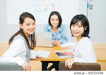 笑顔の大学生　撮影協力「近畿大学」　 60733596