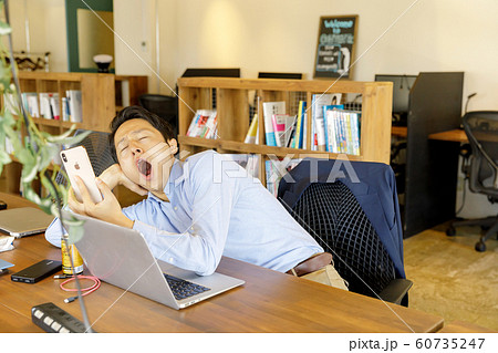 だらける会社員 60735247