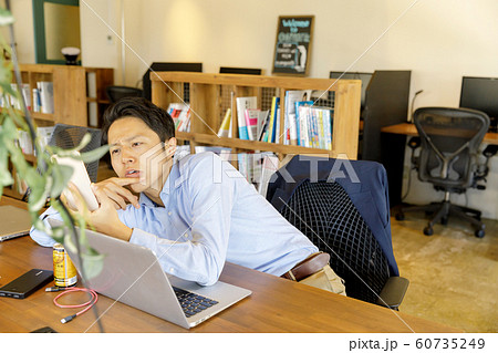 だらける会社員 60735249
