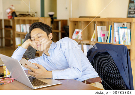 だらける会社員 60735338