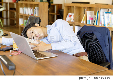 だらける会社員 60735339