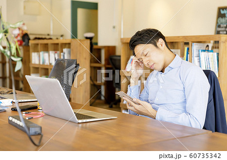 だらける会社員 60735342