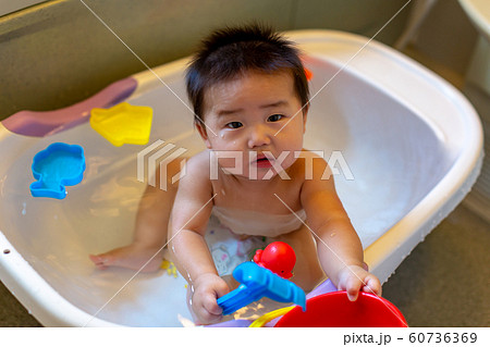沐浴中の乳児 60736369