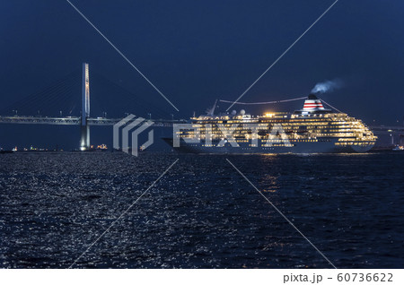 横浜港大さん橋を出港する客船 横浜港大さん橋を出港する客船 60736622