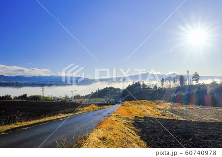 田園と朝霧と赤城山 60740978