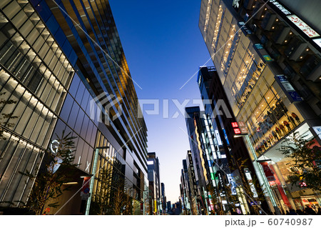 12月のGINZA SIXと周辺の夕景＜2019年12月東京都中央区銀座＞ 60740987