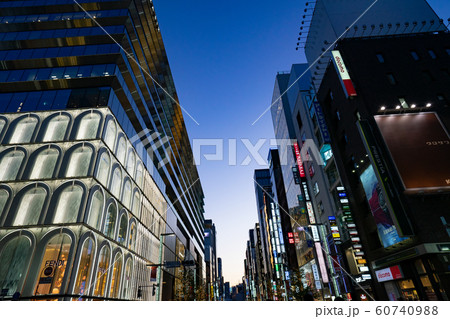 12月のGINZA SIXと周辺の夕景<2019年12月東京都中央区銀座> 12月のGINZA SIXと周辺の夕景<2019年12月東京都中央区銀座> 60740988
