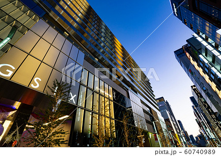 12月のGINZA SIXと周辺の夕景＜2019年12月東京都中央区銀座＞ 60740989