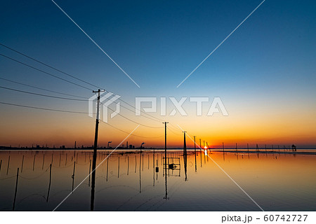 夕暮れの海中電柱 夕暮れの海中電柱 60742727