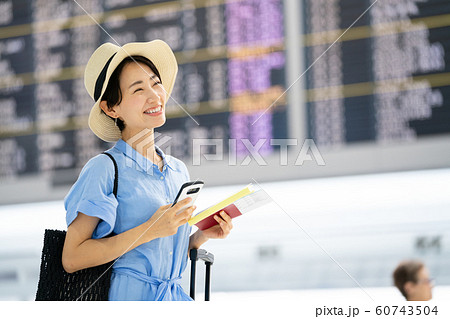 空港　旅行　一人旅　スマホ　ガイドブック　海外旅行　留学 60743504