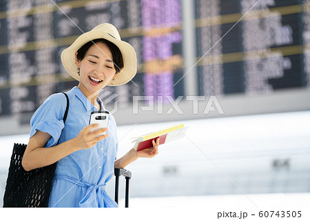 空港　旅行　一人旅　スマホ　ガイドブック　海外旅行　留学 60743505