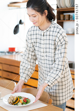 女性 食事 ダイニングキッチン 女性 食事 ダイニングキッチン 60743787