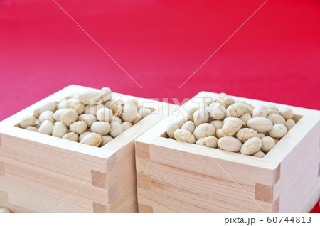 枡に入った豆 60744813