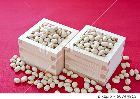 枡に入った豆 枡に入った豆 60744815