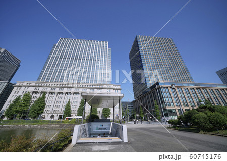 日本の東京都市景観　「馬場先門」前のオフイスビルなどを望む 60745176
