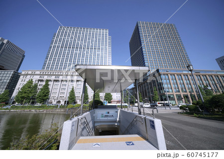 日本の東京都市景観　「馬場先門」前のオフイスビルなどを望む 60745177