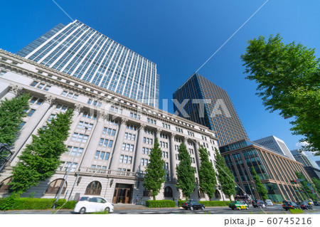 日本の東京都市景観　「馬場先門」前のオフイスビルなどを望む 60745216