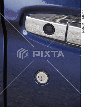 ドアハンドルのボタンとキーシリンダー 60745336