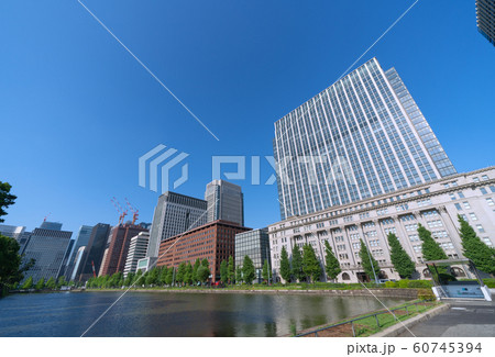 日本の東京都市景観　「馬場先門」前のオフイスビルなどを望む 60745394