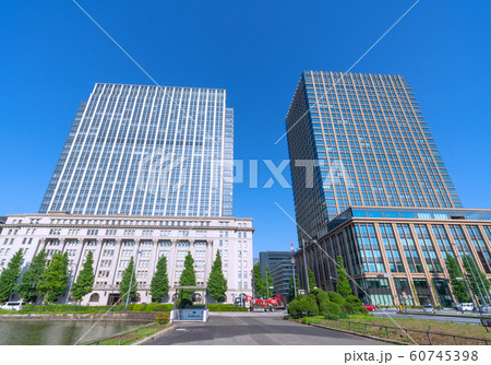 日本の東京都市景観　「馬場先門」前のオフイスビルなどを望む 60745398