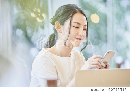 テレワーカー　スマホを持つ女性 60745512