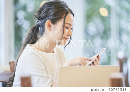 テレワーカー　スマホを持つ女性 60745513