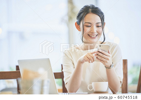 テレワーカー スマホを持つ女性 テレワーカー スマホを持つ女性 60745518