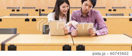 タブレットパソコンを使った授業を受ける大学生 60745602