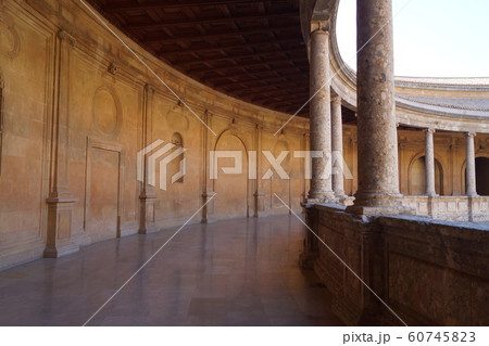 グラナダ アルハンブラ宮殿 カルロス５世宮殿 ２階の廊下 60745823