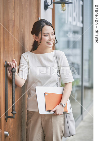 カフェから出てくる女性 コワーキング カフェから出てくる女性 コワーキング 60746820