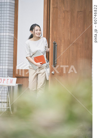 カフェから出てくる女性　コワーキング 60746822