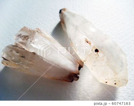水晶の原石 60747163