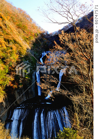 晩秋の袋田の滝 紅葉 晩秋の袋田の滝 紅葉 60747571