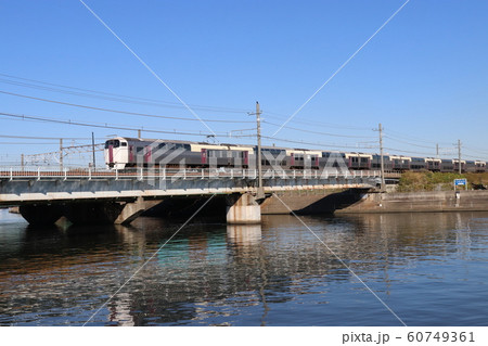鶴見川を渡る215系2階建て電車　横浜市鶴見区　 60749361