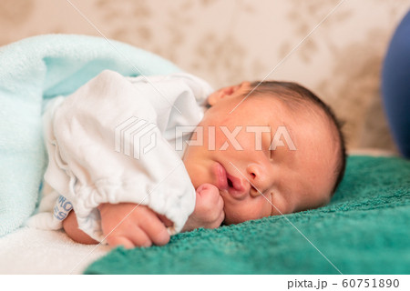 眠る新生児 眠る新生児 60751890