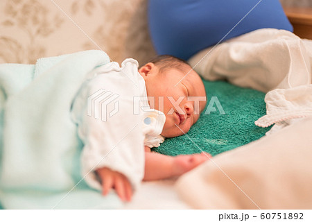 眠る新生児 眠る新生児 60751892